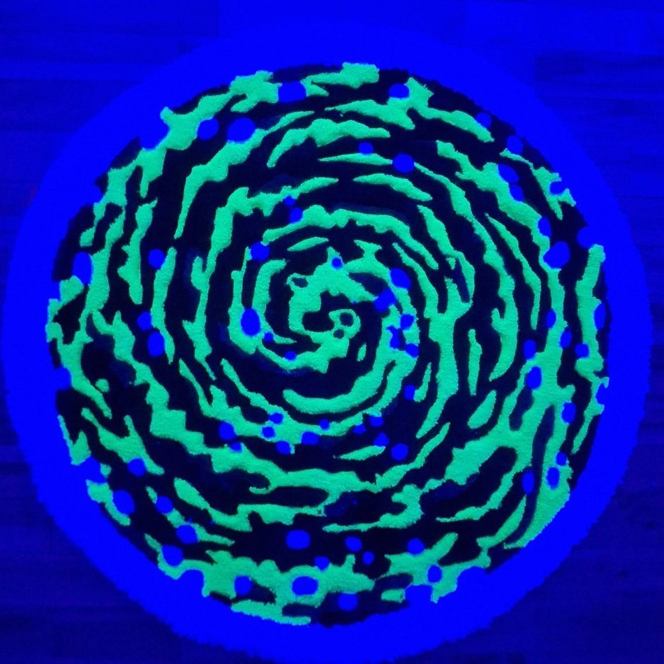 Under blacklight — the green and the white glow